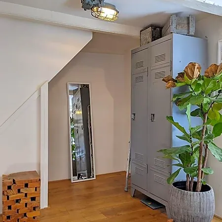 Guest house Lanestay Damsquare 3*